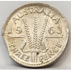 AUSTRALIA 1963 . THREEPENCE . ERROR . CLIPPED PLANCHET